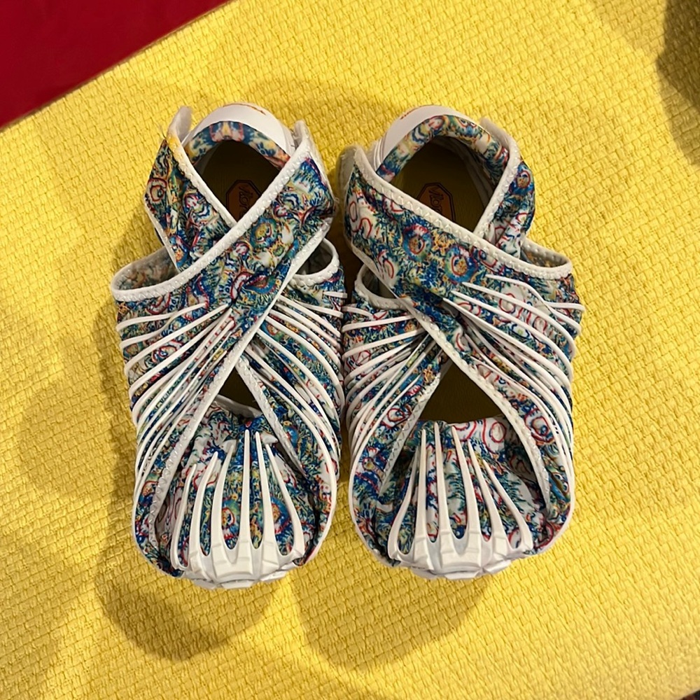 Vibram furoshiki multi color size 39 which is an 8 new and never worn
